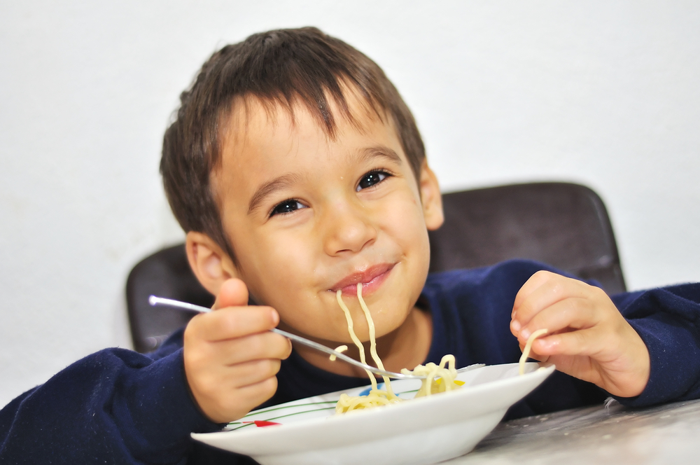 Kid eating spaghetti